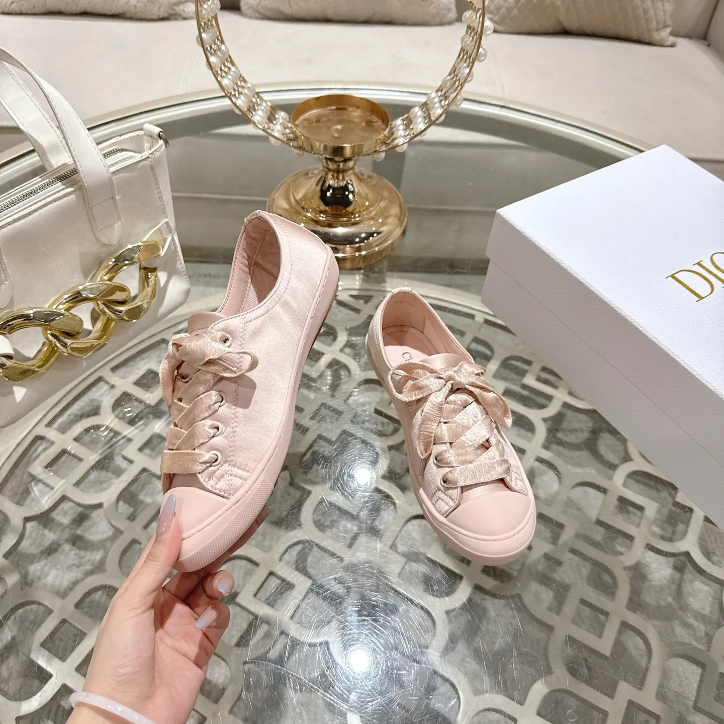 👟👟Ex-factory price 520👟👟 DIOR Dior's 2025 latest lucky satin casual shoes thin-soled shoes. Many celebrity Internet celebrities planted Chanristian Dior logo buckles. The designer really understands the needs of girls in summer. This new product Lucky thin-soled shoes are as cute as her name. The thin sole + shallow mouth design makes the whole pair of shoes very light and easy to wear. Fabric: Satin with wide satin laces of the same color. They are so beautiful that they are speechless in the sun. The soft shoe body looks like stepping on clouds with socks and culottes. It is windy and lazy when walking. It gives you the "effortless" elegance when you take a shot. Outsole: Original molded TPU outsole Size: 35-41 (41 is custom-made and cannot be returned or exchanged)
